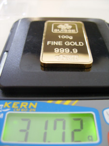 Gefälschter 100g Goldbarren auf Waage